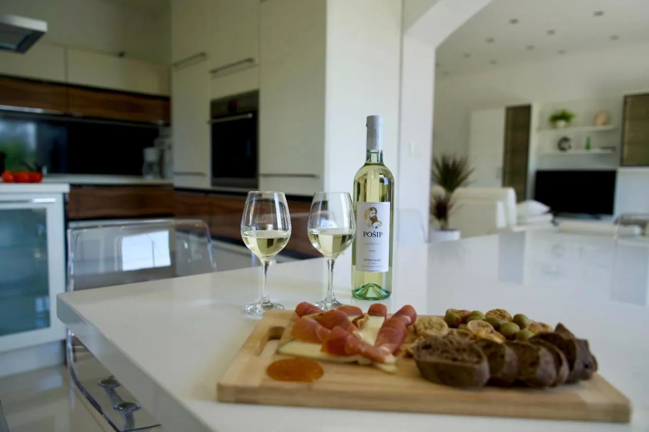 Big Beachfront Apartment Smokvica In Trogir Kroatien