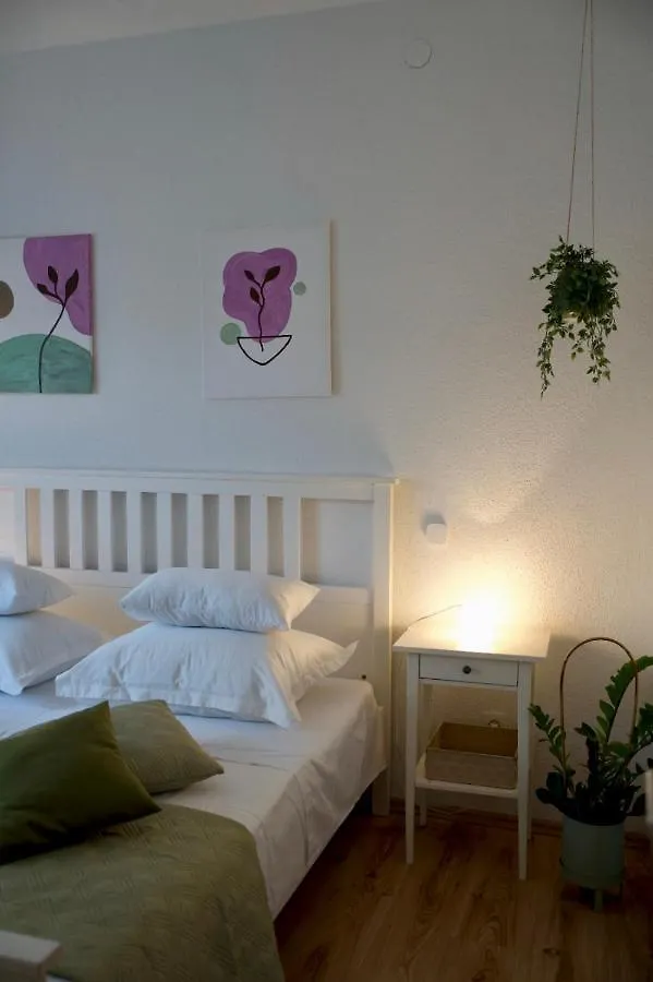 Big Beachfront Apartment Smokvica In Trogir Kroatien