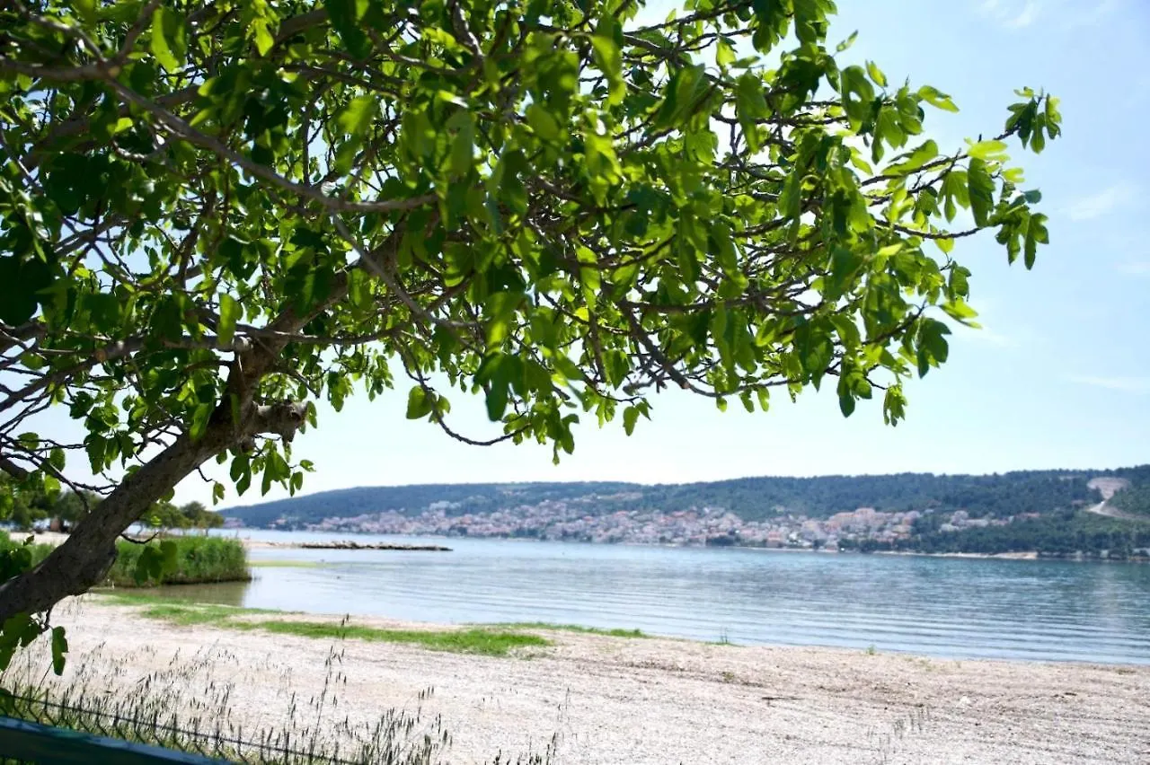Big Beachfront Apartment Smokvica In Trogir