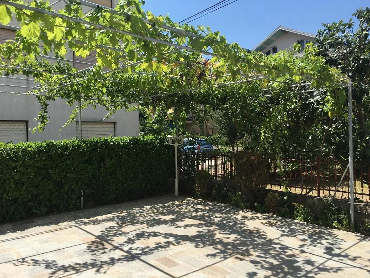 Big Beachfront Apartment Smokvica In Trogir Kroatien