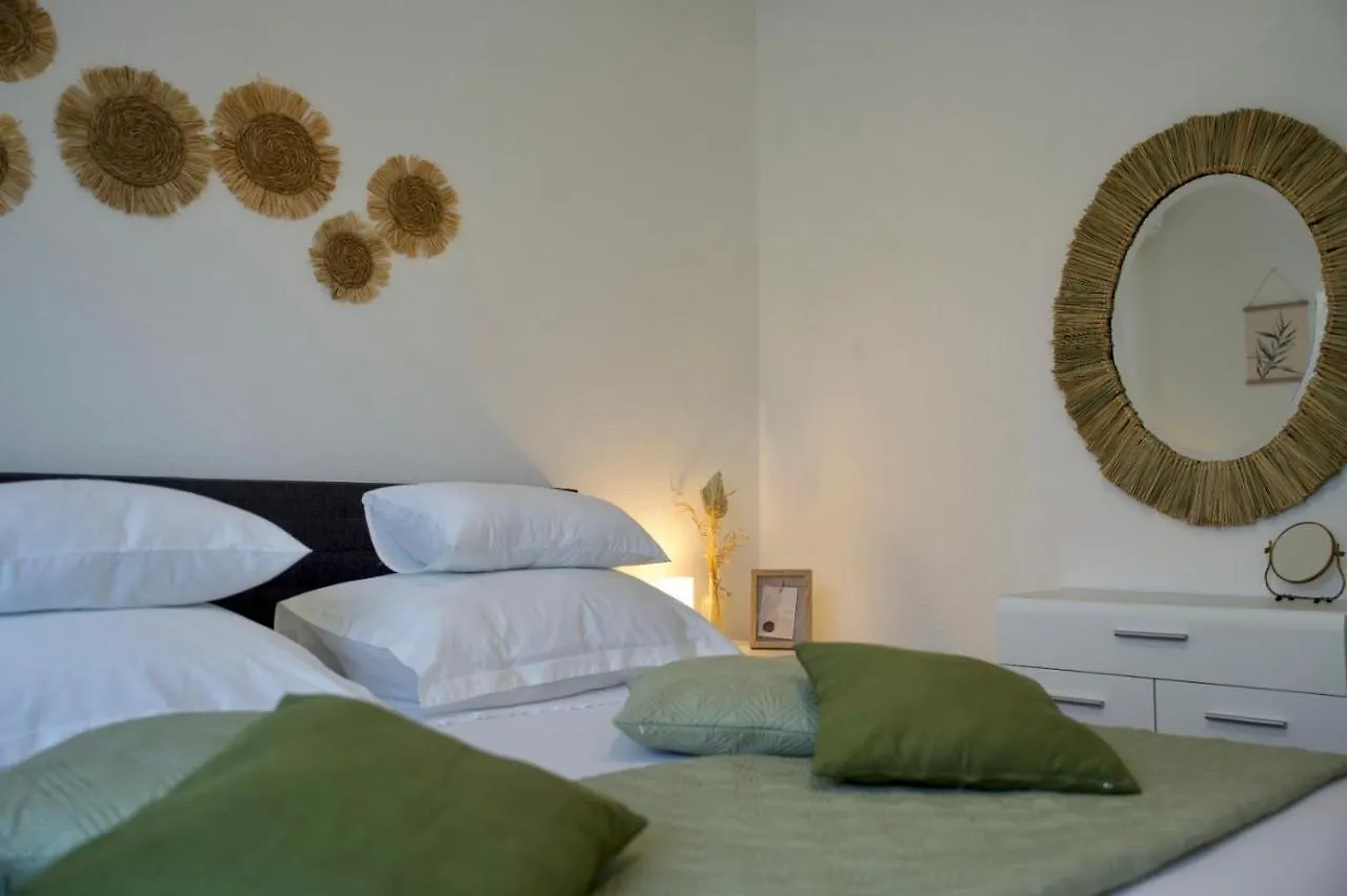 Big Beachfront Apartment Smokvica In Trogir 0*,  Kroatien