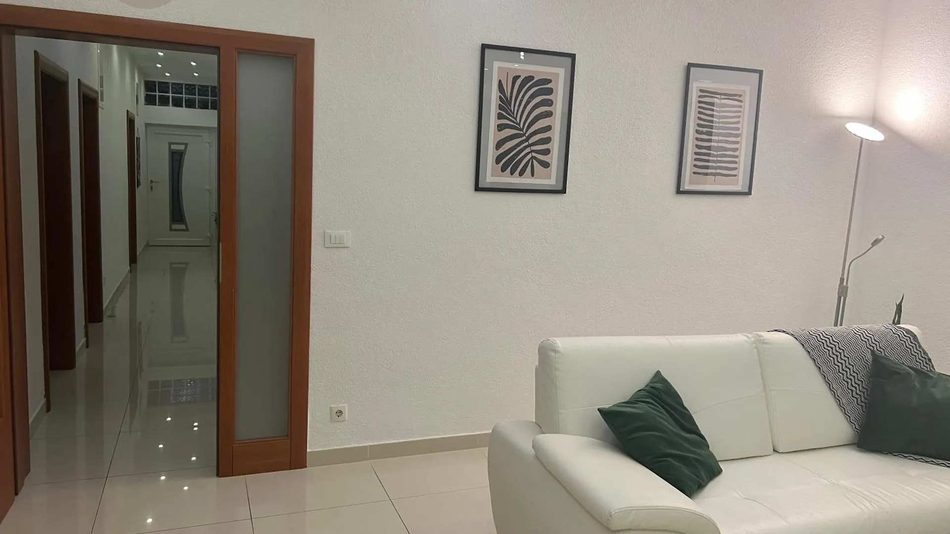 Big Beachfront Apartment Smokvica In Trogir Kroatien