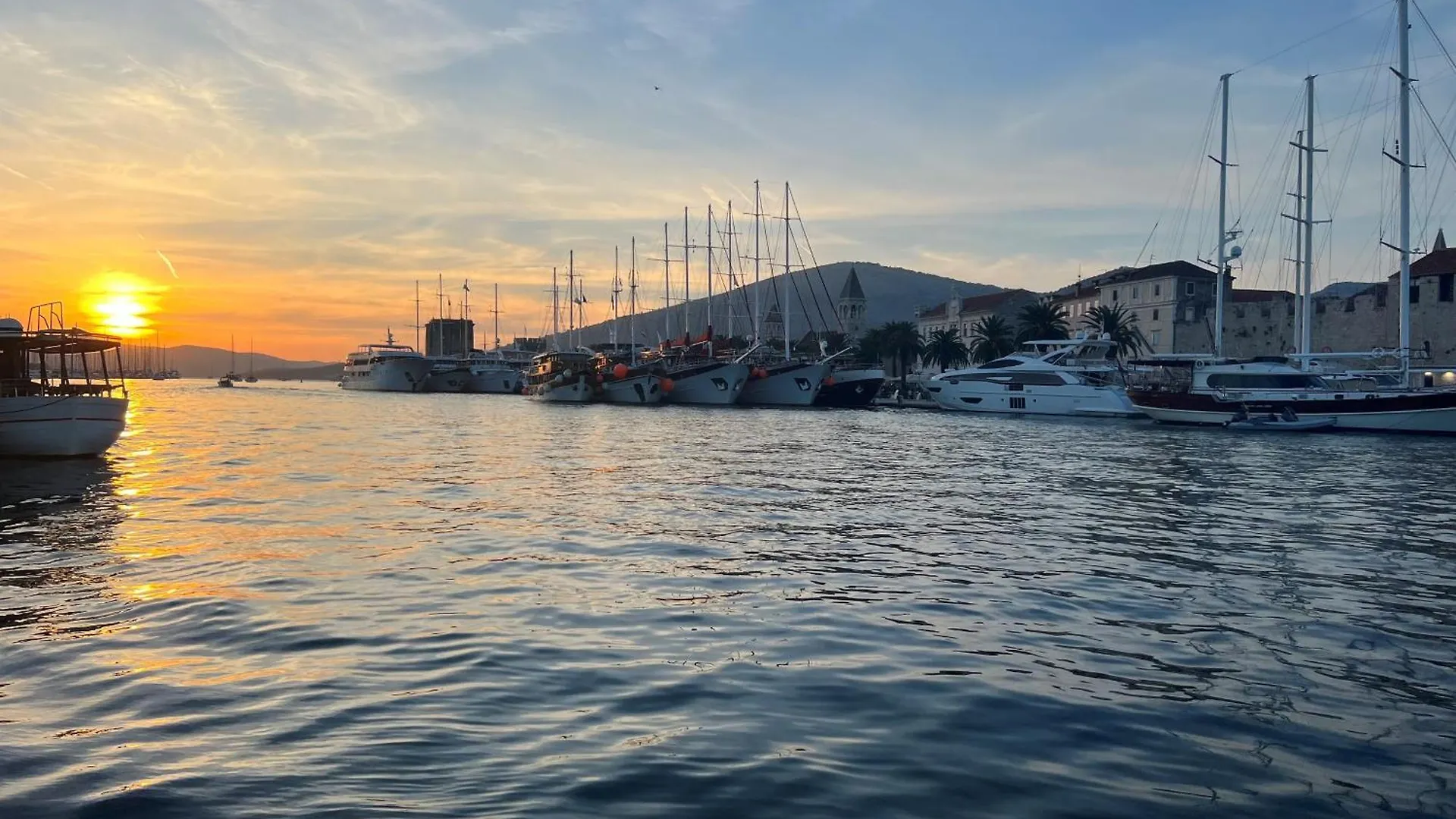 Big Beachfront Apartment Smokvica In Trogir